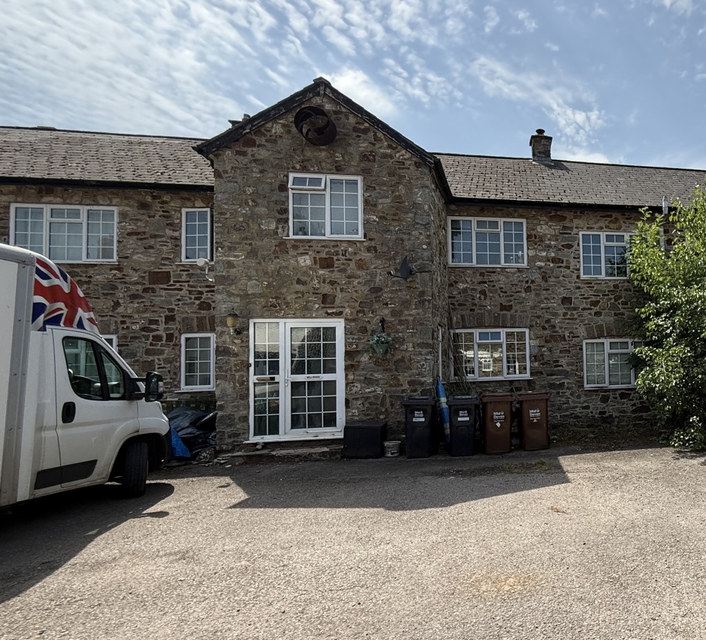 Lot: 115 - THREE-BEDROOM SEMI-DETACHED COTTAGE SITUATED WITHIN THE HIGHER GRANTS FARM ESTATE - Front of the property